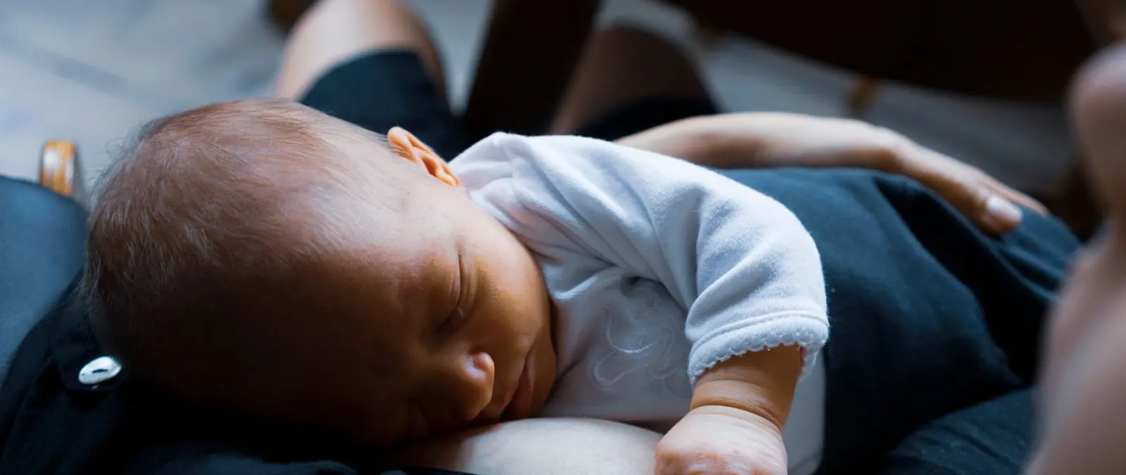 Parent et nourrisson dans une chambre calme